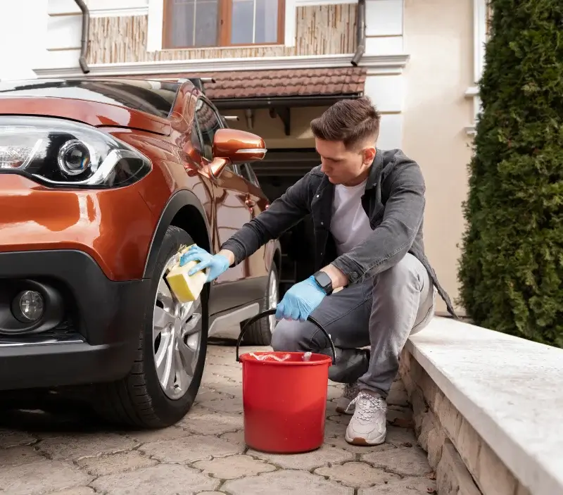 Lavage auto à domicile Chavannes-sur-Reyssouze : professionnel intervenant sur un véhicule